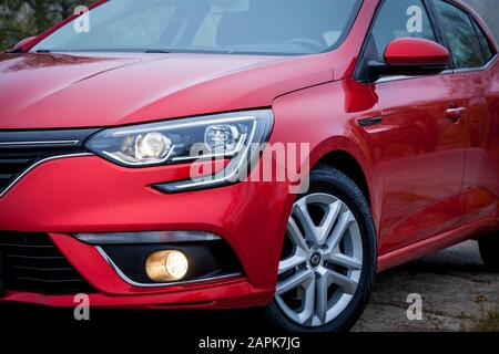 Ukraine Kiew 24. September 2019: Ein Auto Renault Mégane Sedan rot ist am Straßenrand geparkt. Stockfoto