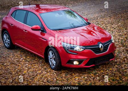 Ukraine Kiew 24. September 2019: Ein Auto Renault Mégane Sedan rot ist am Straßenrand geparkt. Stockfoto