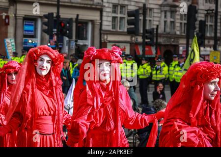 London, UK, 10. Oktober 2019. Rote Rebellen-Brigade. Ausrottungsrebellion-Protest. Kredit: Waldemar Sikora Stockfoto