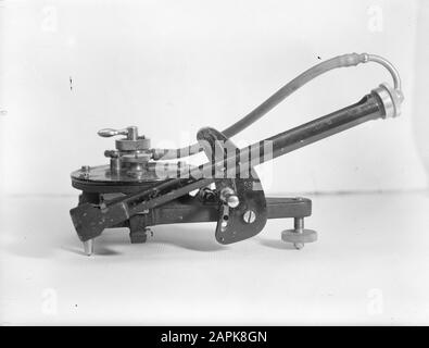 9x12 Präzisionsmanometer (von der Technischen Hochschule in Delft) Datum: 1947 Ort: Delft, Süd-Holland Schlüsselwörter: Manometer Stockfoto