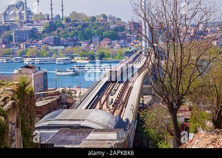 Türkei Alanya 18. April 2018: Die Bosporus-Brücke mit einer U-Bahn-Linie über die Meerenge auf dem Hintergrund der Moschee, Türkei. Stockfoto