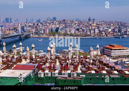 Türkei Alanya 18. April 2018: Eine fantastische Aussicht auf das Goldene Horn von Istanbul, das den Bach überquert. Schönes Stadtbild mit den alten Gebäuden auf einem su Stockfoto