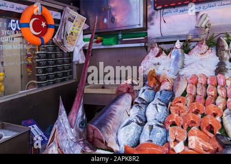 Türkei Alanya 18. April 2018: Auf dem Fischmarkt in der Türkei legen viele verschiedene Fische wie Lachs, Schwertfisch mit Eis auf den Tresen. Stockfoto