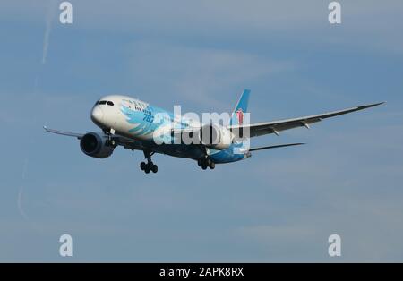 Eine Passagiermaschine der Boeing 787 Dreamliner von China Southern Airlines, die am Flughafen Heathrow, London, Großbritannien landet. Stockfoto