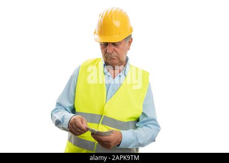 Alter Architekt Mann rechnet Geld mit ernsthaftem Ausdruck als Lohn- oder Lohnkonzept isoliert auf weißem Hintergrund Stockfoto