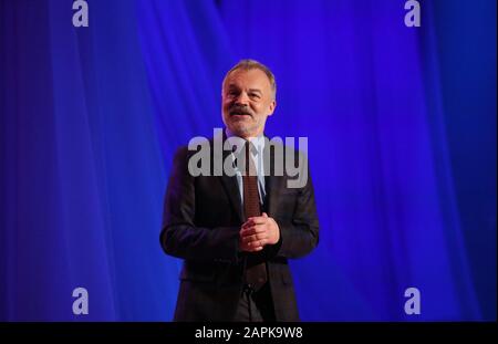 Host Graham Norton während der Dreharbeiten für die Graham Norton Show auf BBC Television Centre, Studioworks 6 Wood Lane, London, auf BBC One am Freitag Abend gelüftet zu werden. Stockfoto