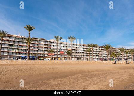 Hotels am Strand in Puerto de Mazarron, Region Murcia, Costa Calida, Spanien. Benannte Statuen auf Dächern. Apartments im mediterranen Meer Stockfoto