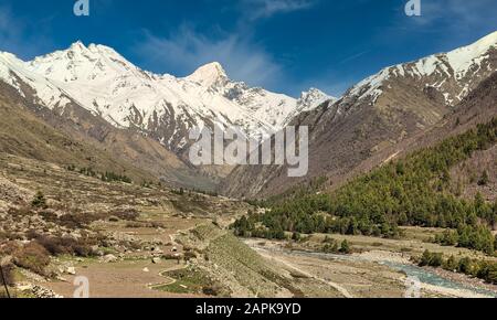 Schöne Landschaft mit schneebedeckten Bergen im Himalaya rund um das Dorf Chitkul in Kinnaur, Indien. Stockfoto