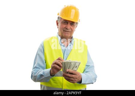 Fröhlicher alter männlicher Architekt mit fluoreszierender Weste und Hardhat-Zählern, die auf weißem Studiohintergrund isoliert sind Stockfoto