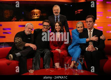 Gastgeber Graham Norton mit (links nach rechts sitzenden) Terry Gilliam, Robert Downey Jr, Sara Bareilles Emma Thompson und Hugh Laurie während der Dreharbeiten für die Graham Norton Show im BBC Studioworks 6 Television Center, Wood Lane, London, die am Freitagabend auf BBC One ausgestrahlt werden soll. Stockfoto