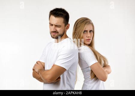 Paar argumentierte und jede andere ärgern. junge Frau und ihrem Freund steht auf weißem Hintergrund Stockfoto