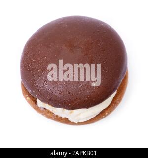 Ein Sandwichkuchen mit Cremefüllung und Schokoladenglasur isoliert auf weißem Hintergrund Stockfoto