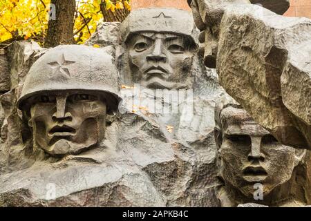 Denkmal für den zweiten Weltkrieg im Panfilov Park (28 Panfilov Guardsmen Park) in der Innenstadt von Almaty Kasachstan Stockfoto