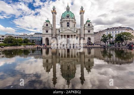 Karlskirche oder Karlskirche - eine der berühmten Kirchen in Wien, Österreich. Schöne Tagesfotografie mit Spiegelung im Wasser. Reisefoto Stockfoto