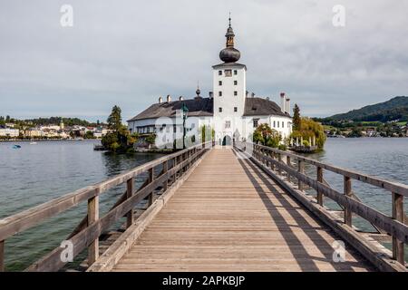 Schöne Aussicht auf das Gmunden Schloss Ort oder Schloss Orth am Traunsee in der Stadt Gmunden. Schloss Ort ist ein österr. Schloss. Stockfoto