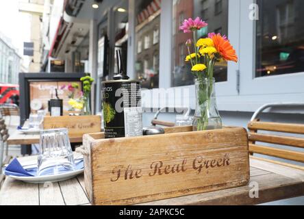 Das Echte griechische Restaurant in Soho an der Berwick Street, Soho, im Zentrum von London, Großbritannien Stockfoto