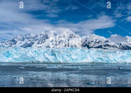 Fantastischer Blick auf den Hubbard-Gletscher. Schneebedeckte Berggipfel, Wildtiere, Eisberge, Wunderschönes blaues Gesicht des Gletschers. Dies ist eine Bootstour in Alaska. Stockfoto