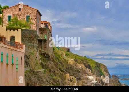 Wohnungen auf einer Klippe in Collioure Stockfoto