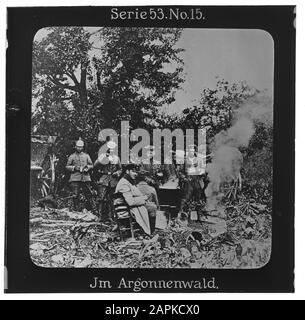 Projektion für alle: Weltkrieg Serie 53 Kolonial-, See- und Landkämpfer-Nr. 15. Im Argonnawald. - die Firma "Projektion für alle" wurde 1905 von Max Skladanowsky (1861-1939) gegründet. Sie produzierte bis zum Jahre 1928 fast 100 Serien zu je 24 Glasdias im Format 8,3 x 8,3 cm im Sog. Bromsilber-Gelatin-Trockenplatten Verfahren. Die ersten Städte vor allem in den Bundesländern, Länder aber auch Märchen und Sagen, das alte Testament und der Erste Weltkrieg. Stockfoto