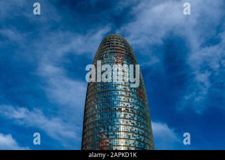 Der Glòries-Turm wurde vom französischen Architekten Jean Nouvel entworfen und befindet sich im Technologieviertel von Barcelona (Spanien). Der Wolkenkratzer ist ch Stockfoto