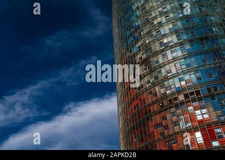 Der Glòries-Turm, auch Agbar-Turm genannt, ist das Werk des französischen Architekten Jean Nouvel. Stockfoto