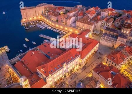 Luftaufnahme der Häuser mit roten Dächern in der Nacht in Dubrovnik Stockfoto