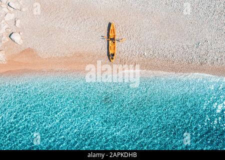 Blick auf den sandigen Strand mit farbenfrohen Kanus und blauem Meer Stockfoto