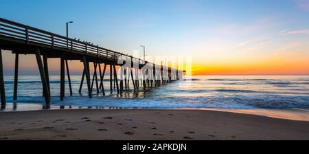 Blick auf den Sonnenaufgang neben dem 14. Angelpier im schönen Virginia Beach, Virginia. Stockfoto
