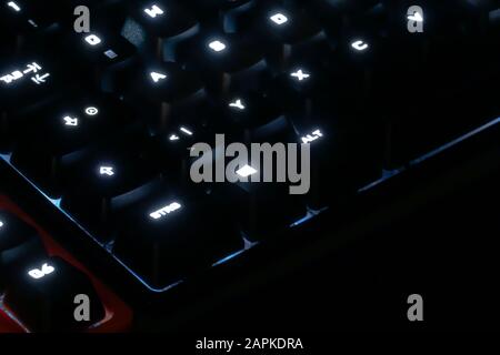 WILDFLECKEN, BAYERN, DEUTSCHLAND - 16. JANUAR 2020 Beleuchtete Tastatur nachts mit leichtem Leuchten der Tastenlogos [Fokus auf Taste Y] Stockfoto