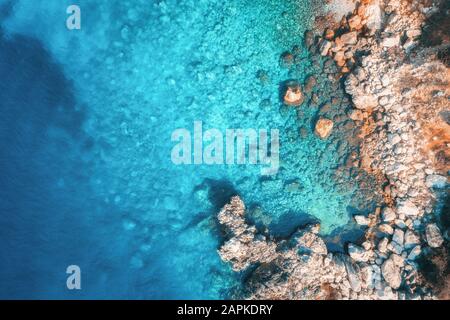 Blick auf den felsigen Strand und das Meer mit transparentem blauem Wasser Stockfoto