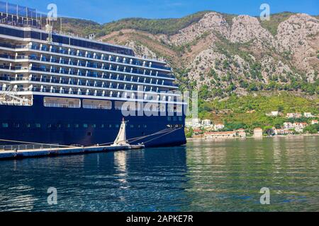 Seite eines Kreuzfahrtschiffs mit Kabinen Stockfoto