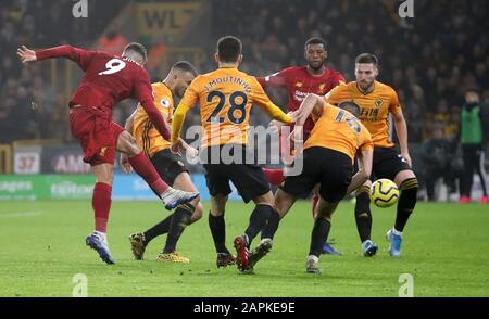 Liverpools Roberto Firmino (links) erzielt beim Spiel in der Premier League in Molineux, Wolverhampton, das zweite Tor seiner Seite. Stockfoto