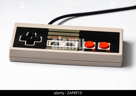 Retro Gaming-Controller mit Kabel auf weißem Hintergrund Stockfoto