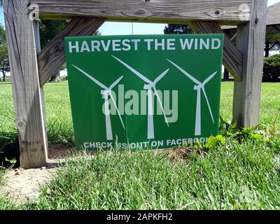 Ein Schild mit drei Windmühlen, die die Windernte anzeigen Stockfoto