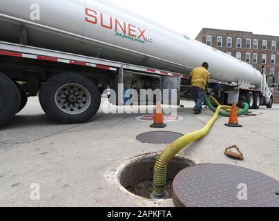 Racine, Wisconsin, USA. 15 Juni, 2019. LYRONZO Halle liefert eine Last von Benzin aus Milwaukee zu den MJ gas Petro Station in Racine, Wisconsin Samstag, Juni 15, 2019. Auch wenn die Benzinpreise senken In den letzten Tagen sind, der Preis des Öls können sich negativ auf die Benzinpreise Auswirkungen als die Spannungen zwischen dem Iran und den Vereinigten Staaten köcheln lassen. Credit: Mark Hertzberg/ZUMA Draht/Alamy leben Nachrichten Stockfoto