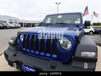 Mount Pleasant, Wisconsin, USA. 28 Mai, 2019. Fiat Chrysler (FCA) - Hersteller von Dodge, Chrysler, Jeep, und RAM LKW-Marken, unter anderem schlägt vor, eine Fusion mit der französischen Autohersteller Renault. Neue Jeeps und andere FCA Fahrzeuge sind außerhalb der Palmen Chrysler Jeep Dodge Ram von Racine Dealership in der Ortschaft Mount Pleasant, Racine, Wisconsin, Dienstag, 28 Mai, 2019 geparkt. Credit: Mark Hertzberg/ZUMA Draht/Alamy leben Nachrichten Stockfoto