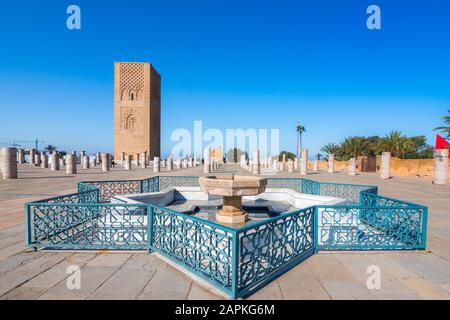 Schönen Platz mit Hassan Turm am Mausoleum von Mohammed V, Rabat, Marokko Stockfoto