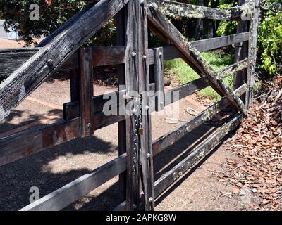 Eine interessante Schließanlage für ein Betriebstor. Stockfoto