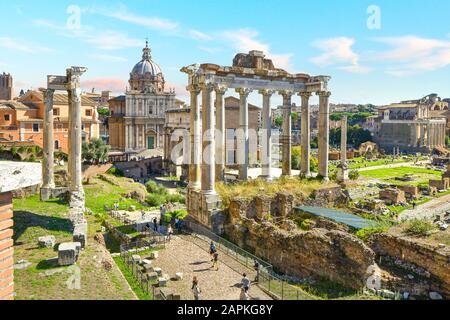 Das alte Forum Romanum am sonnigen Sommertag, während Touristen die Wege gehen. Blick nach Nordosten von oben auf das Portico Dii Consentes Stockfoto
