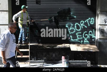 Buenos Aires, Argentinien. März 2019. Eine Mitarbeiterin malt über Protestgraffiti, die die Legalisierung von Abtreibungen am Tag nach den Protesten des Internationalen Frauentages in Buenos Aires, Argentinien am Samstag, 9. März 2019 Credit: Mark Hertzberg/ZUMA Wire/Alamy Live News fordern Stockfoto