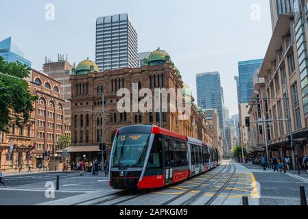 Sydney, Australien - 7. Dezember 2019: Light Rail fährt entlang der George Street zum Circular Quay, Sydney CBD, New South Wales, Australien. Stockfoto