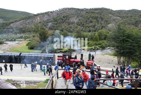 Ushuaia, Argentinien. März 2019. Das Ende des World Train im Parque Nacional Feuerland bei Ushuaia, Argentinien, folgt der Route des "Sträflingszuges", der Strafgefangene zur Arbeit im Park brachte, Dienstag, 5. März 2019. Ushuaia, die südlichste Stadt der Welt, ist der Ausgangspunkt für viele Expeditionen nach Antarktika. Er wird von der Martial-Gebirgskette und dem Beagle-Kanal begrenzt. Kommerzielle Frachter, Kreuzfahrtschiffe für Passagiere und Tagesausflugsschiffe legen im Hafen an. Credit: Mark Hertzberg/ZUMA Wire/Alamy Live News Stockfoto