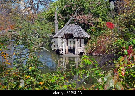 Die Hütte auf dem Teich im Herbst Stockfoto
