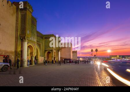 Alten Tor und die Wände von Bab El-Mansour in Meknes. Marokko, Nordafrika Stockfoto