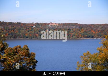 Der Hudson River und das Laub in New York City Stockfoto