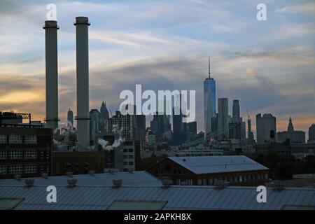 Der Freedom Tower und der Kamin aus Brooklyn Stockfoto