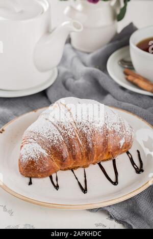 Schokoladencroissant auf einem Teller. Stockfoto