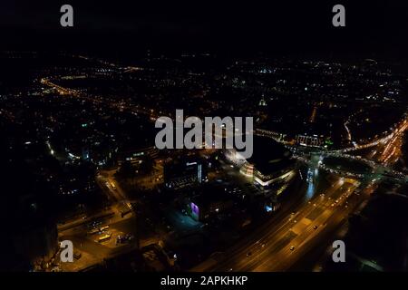 Oktober 26, 2019. Krakau, Polen. Nacht Stadt mit glänzenden Lichtern, Luftaufnahme Stockfoto