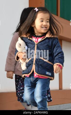 Kyoto, Japan. Nov. 2018. Kinder spielen am Donnerstag, 22. November 2018, im Horyu-JI-Tempel in Kyoto, Japan. Credit: Mark Hertzberg/ZUMA Wire/Alamy Live News Stockfoto