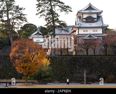 Kanazawa, Japan. Nov. 2018. Das historische Schloss von Kanazawa in Kanazawa, Japan, Mittwoch, 21. November 2018. Das Schloss wurde so wiederhergestellt, wie es in den 1850er Jahren der Fall war. Credit: Mark Hertzberg/ZUMA Wire/Alamy Live News Stockfoto